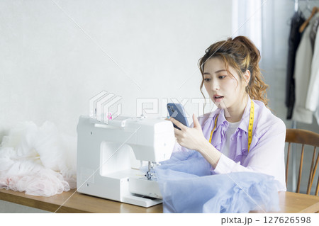 ミシンで裁縫する女性 127626598