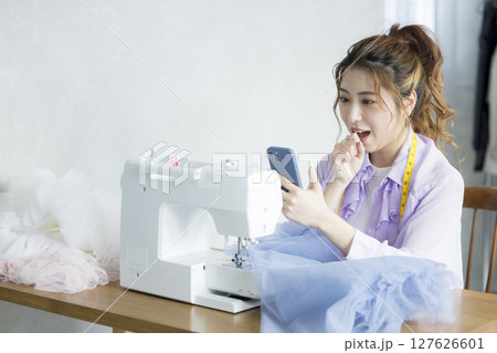ミシンで裁縫する女性 127626601