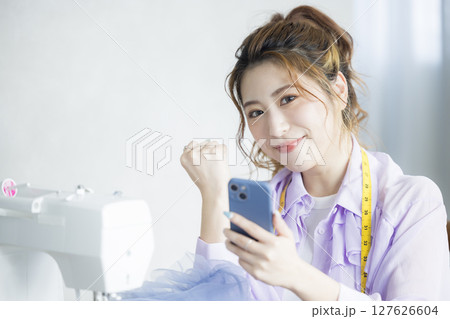 ミシンで裁縫する女性 127626604