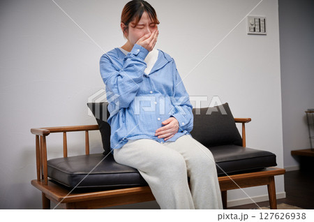 つわりに苦しむ女性　妊婦　マタニティ 127626938