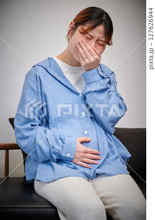 つわりに苦しむ女性 妊婦 マタニティ つわりに苦しむ女性 妊婦 マタニティ 127626944