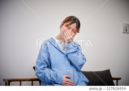 つわりに苦しむ女性　妊婦　マタニティ 127626954