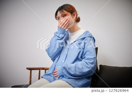 つわりに苦しむ女性　妊婦　マタニティ 127626964