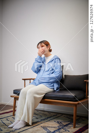 つわりに苦しむ女性　妊婦　マタニティ 127626974