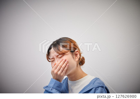 つわりに苦しむ女性　妊婦　マタニティ 127626980