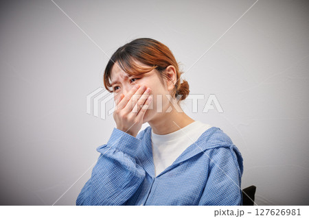 つわりに苦しむ女性　妊婦　マタニティ 127626981