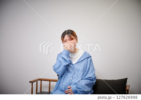 つわりに苦しむ女性 妊婦 マタニティ つわりに苦しむ女性 妊婦 マタニティ 127626998