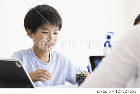 プログラミング学習をする小学生 127627158