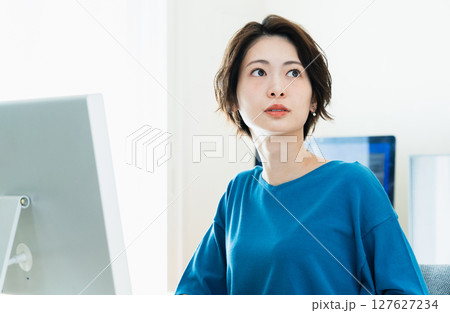 パソコンに向かうビジネスウーマン パソコンに向かうビジネスウーマン 127627234