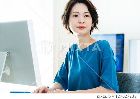 パソコンに向かうビジネスウーマン パソコンに向かうビジネスウーマン 127627235