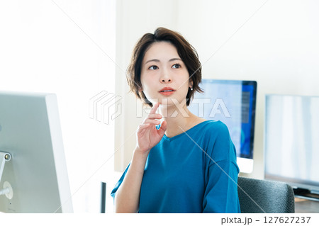 パソコンに向かうビジネスウーマン 127627237