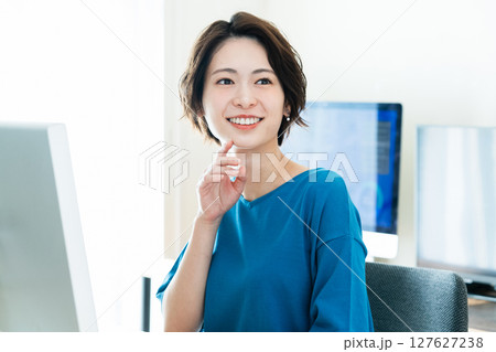 パソコンに向かうビジネスウーマン 127627238
