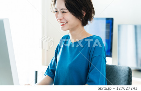 パソコンに向かうビジネスウーマン 127627243