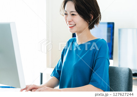 パソコンに向かうビジネスウーマン 127627244