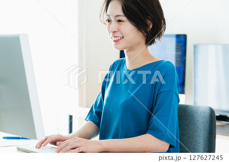 パソコンに向かうビジネスウーマン 127627245