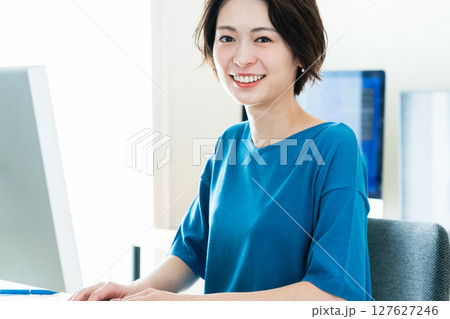 パソコンに向かうビジネスウーマン パソコンに向かうビジネスウーマン 127627246