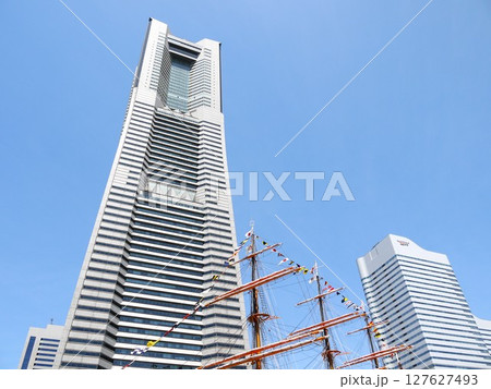 ランドマークタワーを見上げる ランドマークタワーを見上げる 127627493