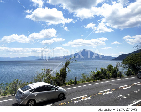 海沿いの道路を走る車と桜島が見える景色 鹿児島県霧島 日本 海沿いの道路を走る車と桜島が見える景色 鹿児島県霧島 日本 127627649