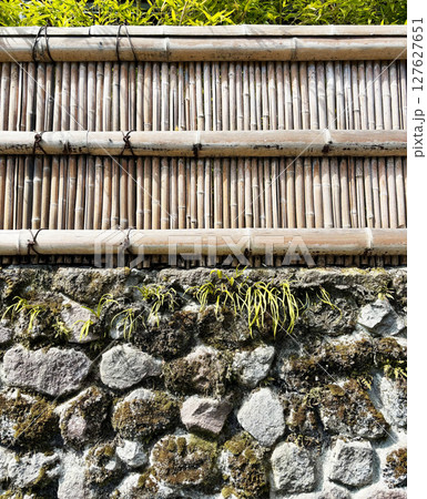 石垣と竹製の日本式の塀 127627651