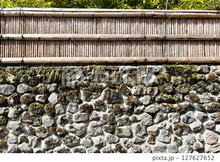 石垣と竹製の日本式の塀 127627652