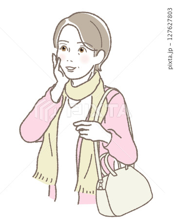 鞄を肩にかけ微笑む笑顔の中高年女性 127627803