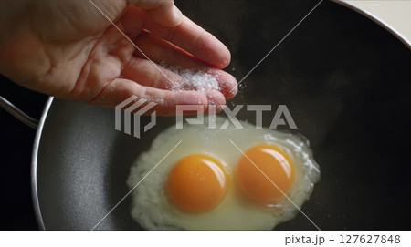 目玉焼きと塩加減 127627848