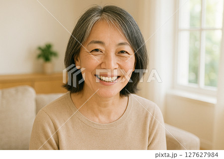 日本人シニア女性の笑顔！50代、60代、70代、80代ぐらいの中年スマイル年寄りおばあさんAI画像 127627984