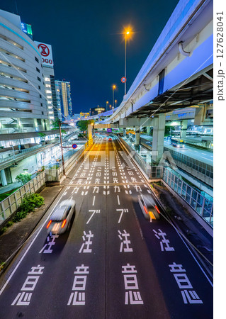 夜の都会の道路 127628041