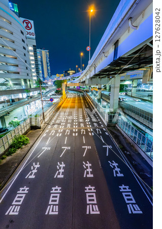 夜の都会の道路 127628042