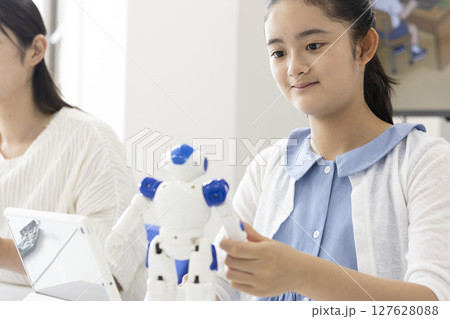プログラミング学習をする小学生 プログラミング学習をする小学生 127628088