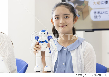 プログラミング学習をする小学生 プログラミング学習をする小学生 127628094