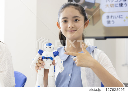 プログラミング学習をする小学生 プログラミング学習をする小学生 127628095