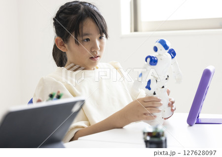 プログラミング学習をする小学生 プログラミング学習をする小学生 127628097