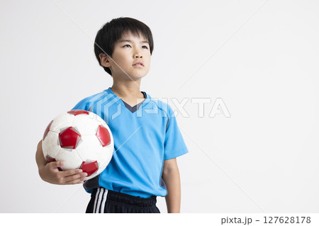サッカーボールを持つ男の子 サッカーボールを持つ男の子 127628178