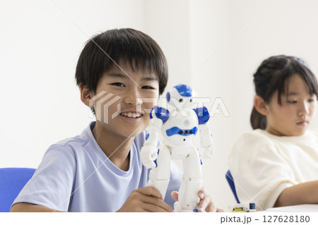 プログラミング学習をする小学生 プログラミング学習をする小学生 127628180