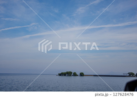 広々として海のような琵琶湖のほとりの風景 127628476