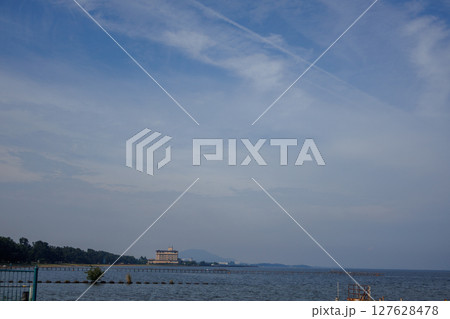 広々として海のような琵琶湖のほとりの風景 127628478