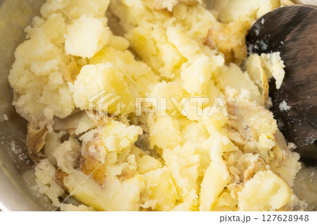 マッシュポテトをつくっているところ　(写真素材) 127628948