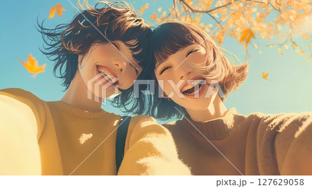 紅葉と自撮りする女性 127629058