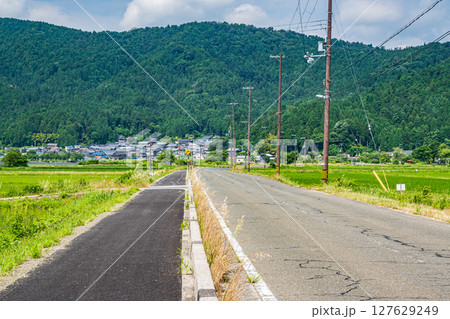 田園地帯を貫く道路 西浅井余呉線 滋賀県長浜市余呉町 田園地帯を貫く道路 西浅井余呉線 滋賀県長浜市余呉町 127629249