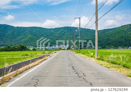 田園地帯を貫く道路　西浅井余呉線　滋賀県長浜市余呉町 127629299