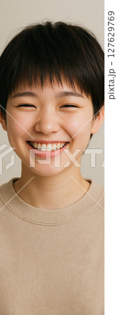 日本人若い女性！10代、20代、30代、40代ぐらいの大人学生～OLの笑顔！スマイルAI画像 127629769