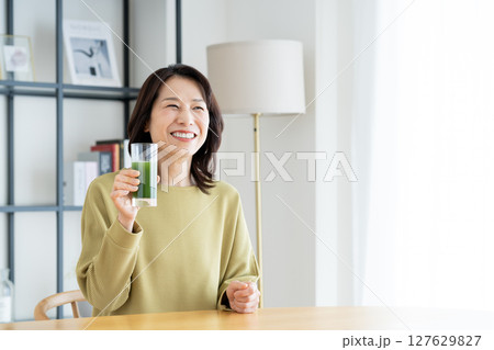 自宅で青汁を飲むミドルの女性 127629827