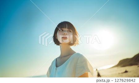 海にいる女性 127629842