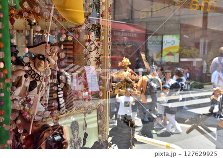 リサイクルショップのウインドウ越しに見える子供神輿 127629925