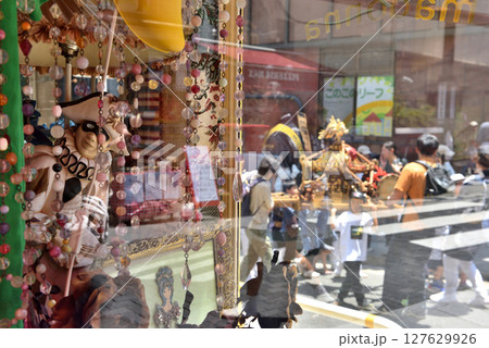 リサイクルショップのウインドウ越しに見える子供神輿 127629926