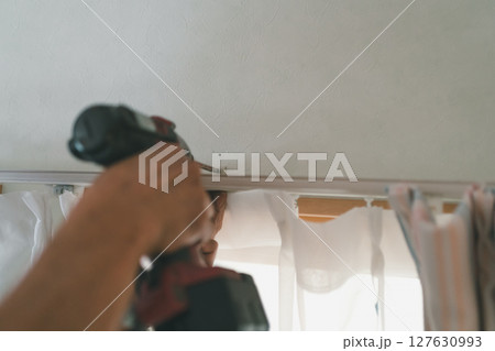 カーテンレールの高さを変える 127630993