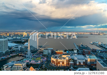 【神奈川県】夕暮れに照らされた横浜の街並み 127631380