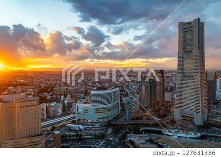 【神奈川県】夕日の光を浴びる横浜のランドマークタワー 【神奈川県】夕日の光を浴びる横浜のランドマークタワー 127631386