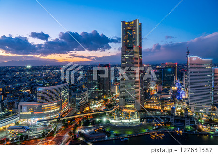 【神奈川県】街の明かりが綺麗な横浜のランドマークタワー 【神奈川県】街の明かりが綺麗な横浜のランドマークタワー 127631387